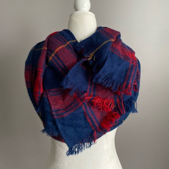 New Noel Plaid Triangle Scarf - Picture 5 of 7